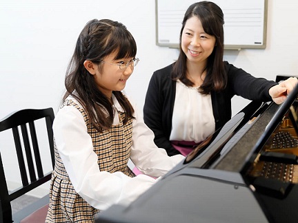 CONTENTSピアノは習い事におすすめ！なぜピアノレッスンをおすすめするのかピアノスクール概要ピアノ講師のご紹介体験レッスンのご案内体験レッスン日程お問い合わせピアノは習い事におすすめ！ お子様の習い事の中でも人気の高いピアノレッスン。 3～4歳頃から受けていただけますので、これから音楽を始めたい [&hellip;]
