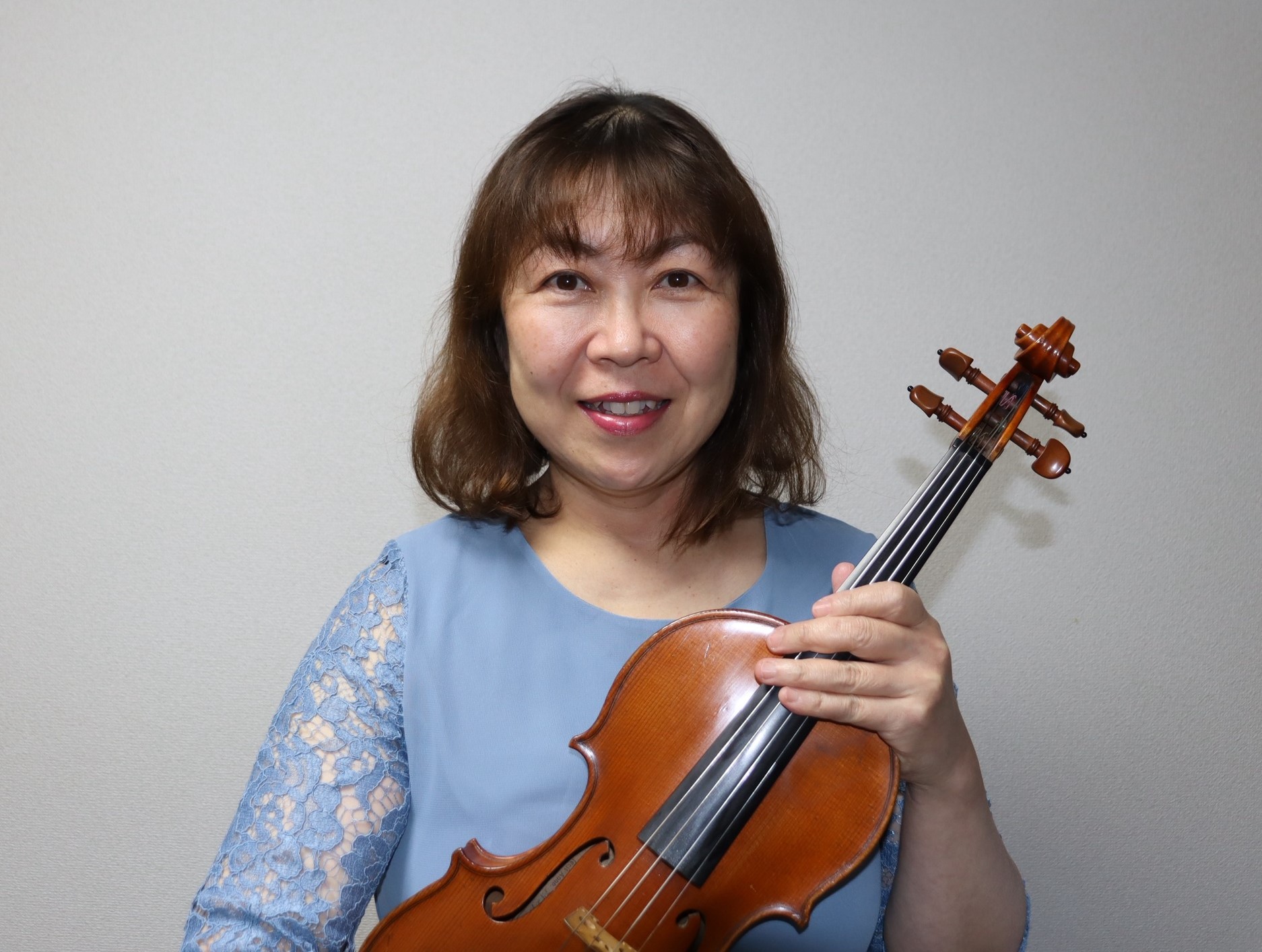 CONTENTS5月・6月体験レッスン日講師インタビューコース概要お問い合わせ5月・6月体験レッスン日 講師インタビュー ヴァイオリンを始めたきっかけは何ですか？ 小学5年生の時お友達の発表会に行きヴァイオリン弾きたい！と思い始めました。 ヴァイオリンの魅力とは？ とても優しく柔らかい音を奏でること [&hellip;]