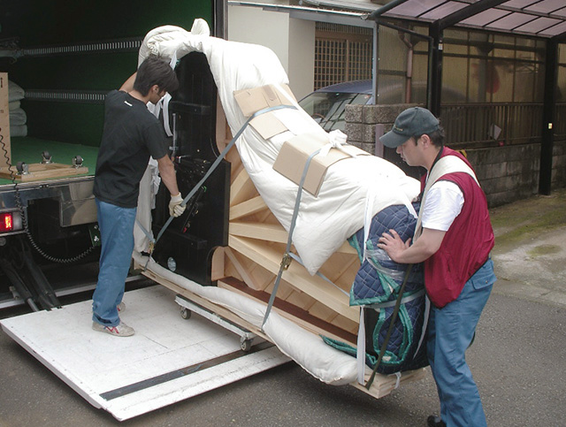滋賀県全域(高島・彦根・長浜等含む)のピアノ移動は島村楽器イオンモール草津店にお任せください。電子ピアノからグランドピアノまで、専門業者による安心の配送を実現。Webや電話で無料見積もり可能、来店不要の決済にも対応。大切なピアノの運搬をプロがサポートします。
