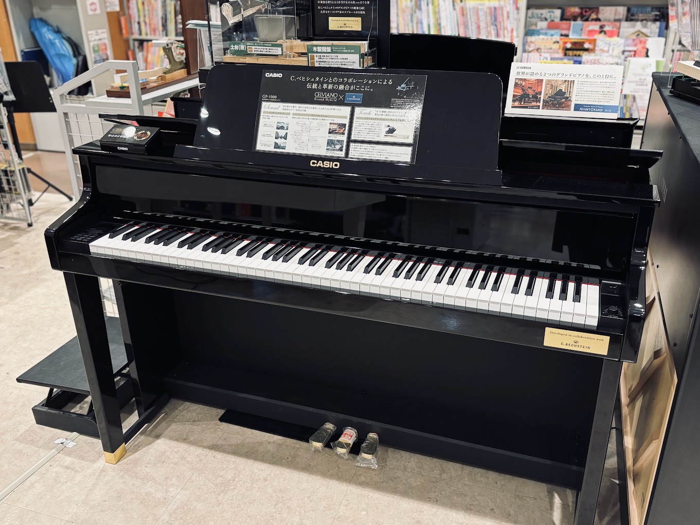 滋賀県で子どものレッスン用電子ピアノをお探しの方必見!カシオのハイブリッドピアノ「GP-1000」の魅力を徹底解説。グランドピアノに限りなく近い極上のタッチ感と表現力が、お子様の繊細な感性を育てます。店頭での試奏や選び方のコツもご紹介。