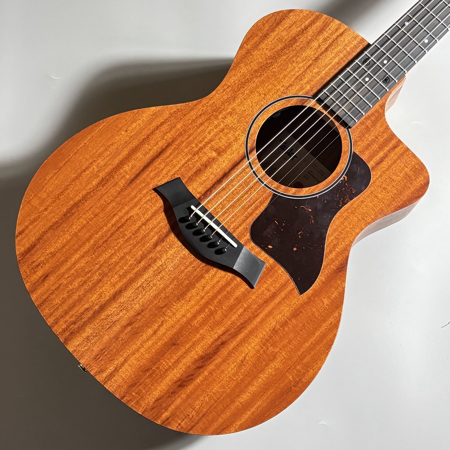 Taylor（テイラー）から10万円以下で手に入る革新的なエントリーモデル「Zeroシリーズ 24ce」が島村楽器に入荷！グランド・オーディトリアム形状にマホガニー単板トップを採用した、驚異のコスパを誇るエレアコの魅力をプロの視点で徹底解説します。