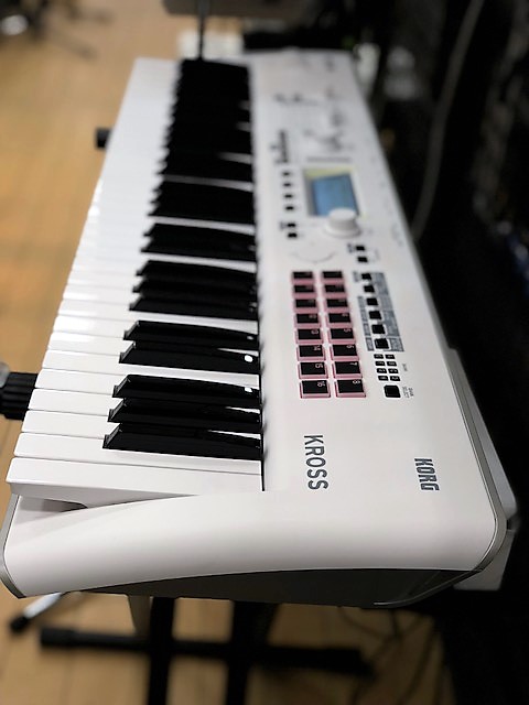 シンセサイザーKORG/KROSS2-61-SCホワイトカラーVer展示しています！