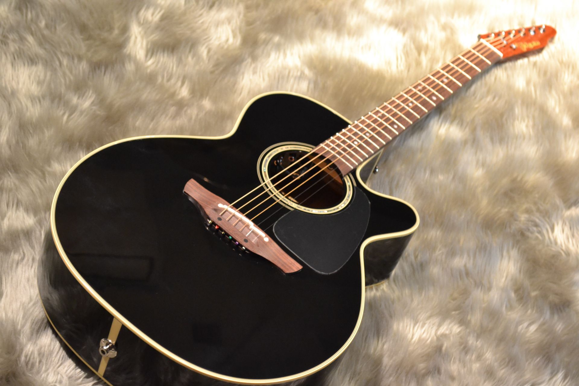 皆様こんにちは。担当のイトウです。 本日入荷の緊急速報です！ **Takamine TDP500-6 **担当者より 6連ペグ、ブラックカラーと正にドンズバなモデルが再販！ 当モデルの仕様として重要なポイントである6連ペグヘッドは使用する材のサイズの都合上、量産は難しいです。 今回も200本のみの限 […]