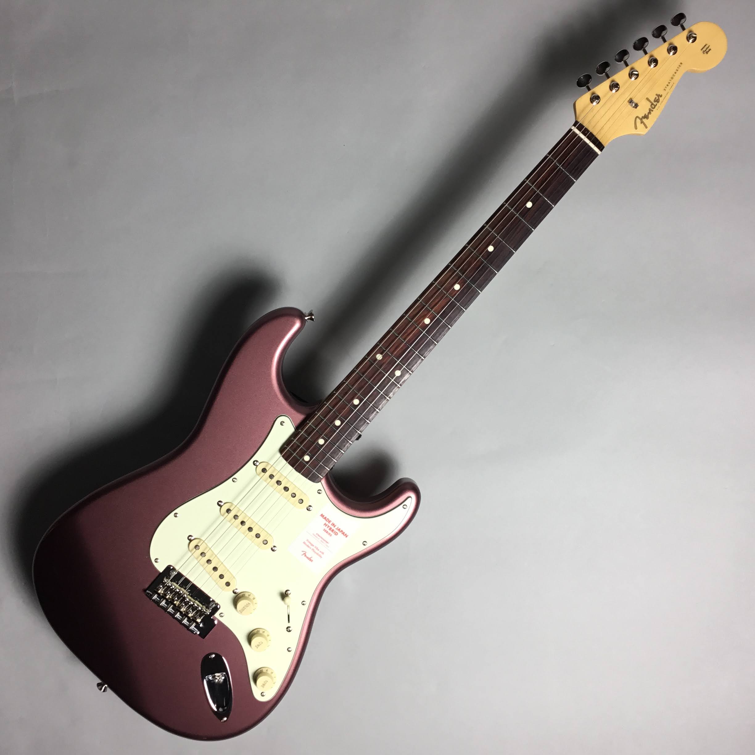 *ヴィンテージを現代仕様にアレンジ Hybrid 60s Stratocaster は、フェンダーの定番モデルのルックスにモダンなスペックが調和したプレイヤーフレンドリーな楽器です。 古くよりストラトキャスターのボディ材には定評あるアルダーボディにVintage US ピックアップを装備し、5-Wa […]