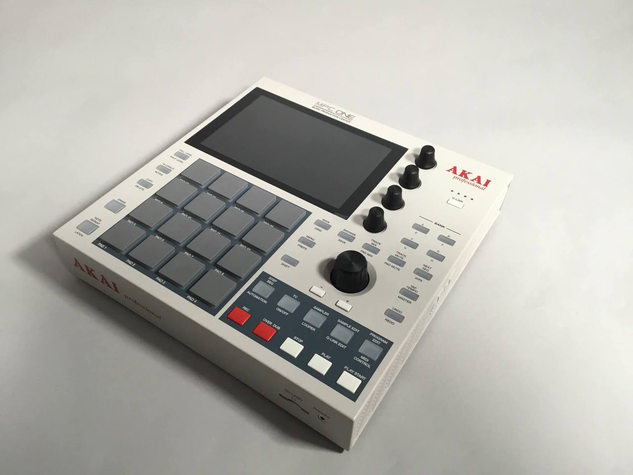 トラックメイカーの即戦力になる事間違いなし!AKAI製MPC ONE レトロカラーVer.のご紹介です。 ※お店で即お渡し可能な在庫は(元)展示品です。新規でお取り寄せすることも可能です。 デジタル担当 髙橋