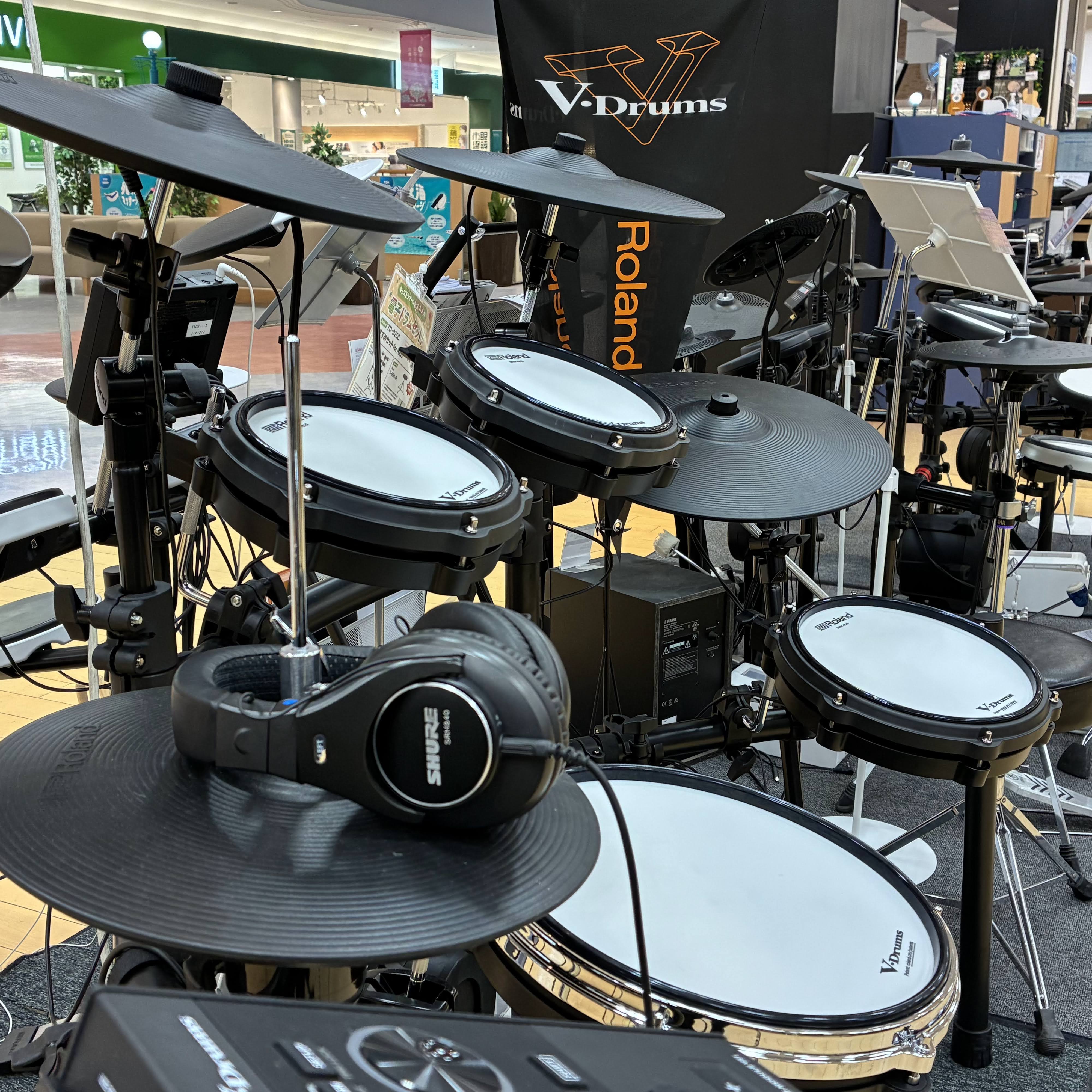 店頭にある、Roland4種類・YAMAHA2種類の計6種類の電子ドラム、ヘッドホン・スピーカー、防音アクセサリーをご紹介していきます。ご紹介する電子ドラムは全てイオンモール釧路昭和店にて試打可能！皆様のご来店を心よりお待ちしております。お問い合わせの多かった、設置に必要な広さの目安を記載しています [&hellip;]