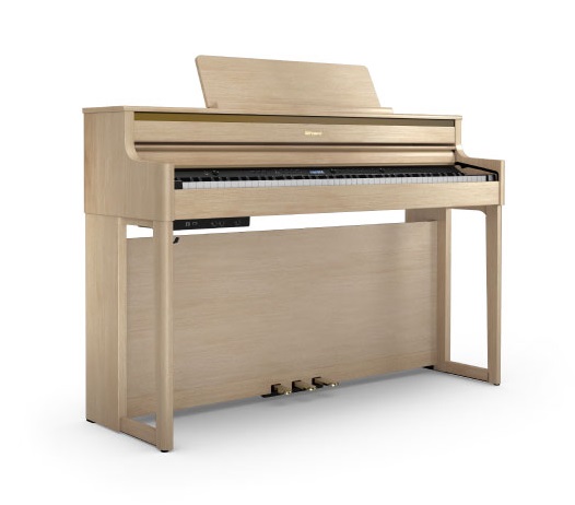 Roland　HP704<br />
販売価格 ￥209,000(税込)<br />
展示価格 ￥181,100(税込)<br />
※配送は釧路市・釧路町となります<br />
<br />
初級者から上級者まで幅広くおすすめできる一台になります。<br />
グランドピアノさながらの本格的な鍵盤タッチと奥行きのある表現力豊かな音色、洗練されたモダンデザインが魅力のハイグレード電子ピアノです。<br />
4スピーカー搭載で臨場感溢れる響き、Bluetoothオーディオや専用アプリ連携など多機能で遊びがいがあります！
