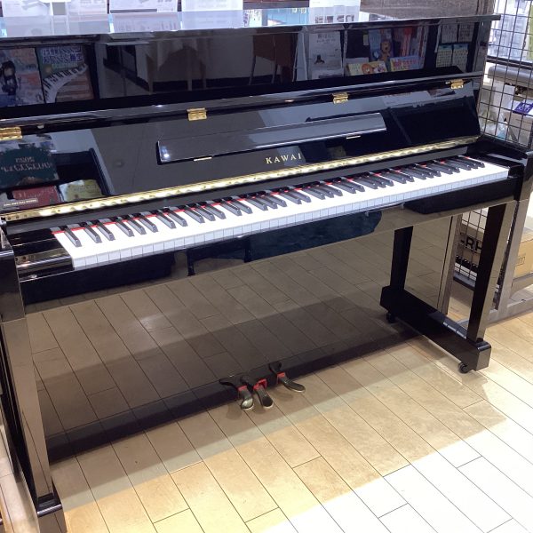 【中古】KAWAI　K-18<br />
販売価格 ￥281,600(税込)<br />
※配送料別途<br />
<br />
やわらかく落ち着いた音色と、安定したタッチ感が特長のコンパクトアップライトピアノです。<br />
初心者やお子様でも指へ負担が少ない軽快なタッチ感とレスポンス、温かみのあるサウンドなので練習の際も耳に優しく響きます。<br />
「鍵盤蓋のソフトフォールシステム」で指を挟む心配がなくなるので特に小さなお子様には嬉しい所です。