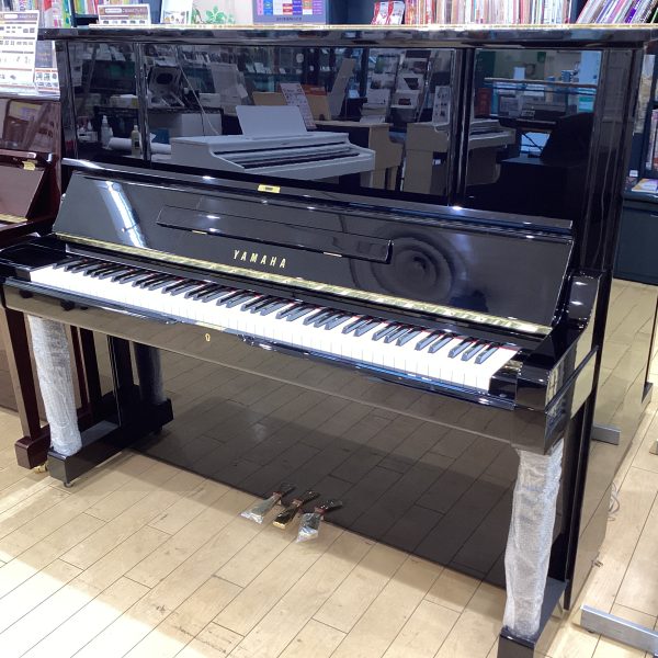 【中古】YAMAHA　UX3(消音機取外し)<br />
販売価格 ￥605,000(税込)<br />
※配送料別途<br />
<br />
131cmの高さによる豊かで伸びやかな響き、一音一音が明瞭で粒立ちの良い音色、ヤマハらしい軽快でコントロール性に優れたタッチ感です。<br />
全面にあるトーンエスケープ機構で「自分の出す音をしっかり聴きながら演奏できる」ので弾き手に直接響きが届く臨場感が嬉しい所です。<br />
プロからアマチュアまで満足できる高い音質と演奏性があり、アップライトピアノの定番上級機種として人気のモデルです。<br />
