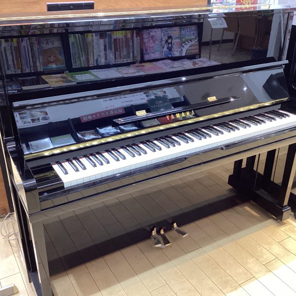 【中古】YAMAHA　U10A<br />
販売価格 ￥495,000(税込)<br />
※配送料別途<br />
<br />
高さ121cmと少し背が低いモデルです。<br />
明るく澄んだ音色とバランスの取れた安定したタッチが魅力で、ヤマハならではの抜けの良いクリアな響きで練習ができます。<br />
小型ですが豊かな音量感、タッチは重すぎず軽すぎず、表現の幅が広いので初心者から上級者問わず練習にオススメです。中古でも人気があるモデルです。<br />

