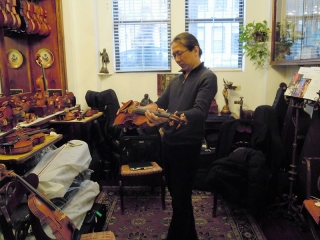 【当社弦楽器マイスター】茂木 顕のご紹介～ヨーロッパからの買い付けバイオリン～