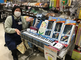 *持ち運びや音取りにも！大人気ロールピアノが入荷しました！ 島村楽器くずはモール店では、大人気のロールピアノ入荷＆展示しております！]]収納・持ち運びに便利! 鍵盤がクルクル巻けるロールアップピアノ。スピーカー内蔵、充電池駆動なので場所を選ばずどこでもプレイ可能！お子様から大人の方まで気軽に弾けるタ […]