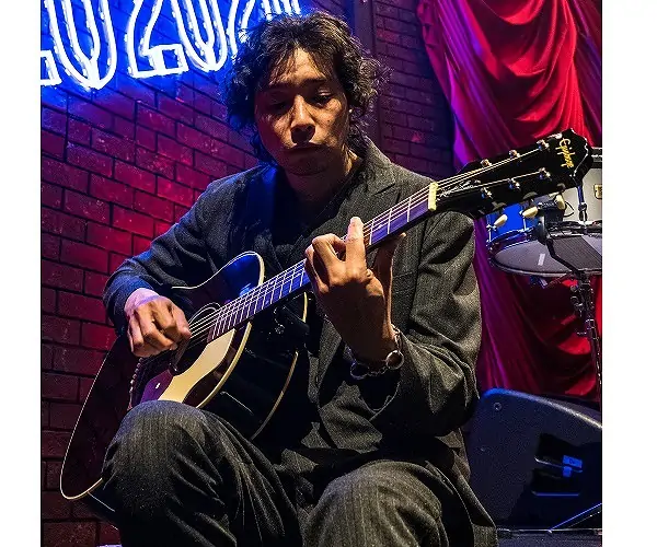 【予約受付中】-Epiphone-斉藤和義シグネチャーモデル”Kazuyoshi Saito J-45 Outfit”～トレードマークのエボニーカラーが魅力的！