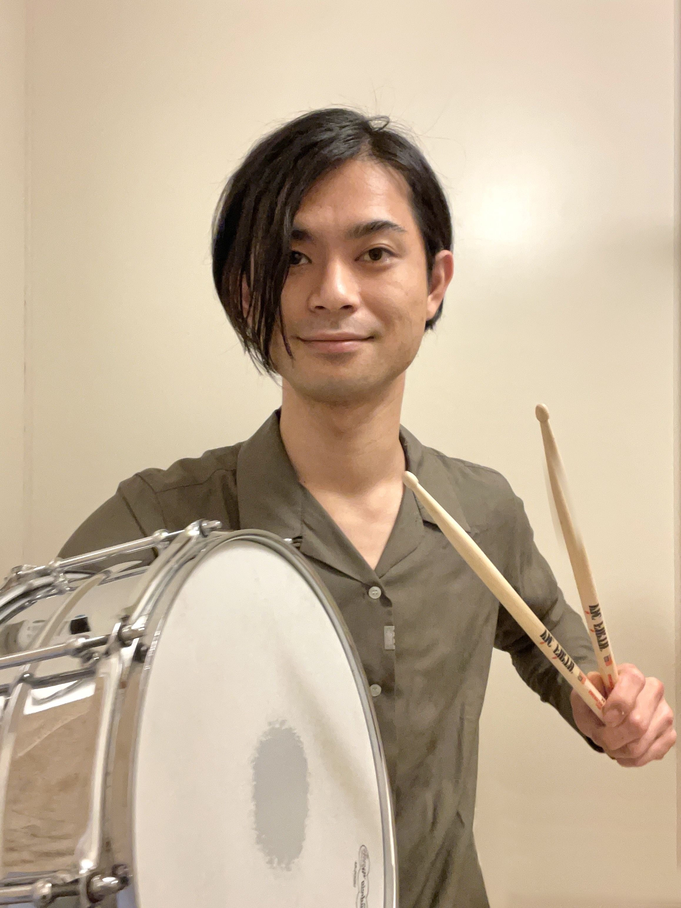 CONTENTS担当講師レッスン概要講師インタビュー音楽教室についてのお問合せ担当講師 レッスン概要 講師インタビュー 音楽について 楽器はいつから始めましたか？また始めたきっかけは？ 高校生の頃です。学生の頃にヒップホップを聞いており、楽器屋に置いてあったターンテーブルに目を引かれていたところ、横 […]