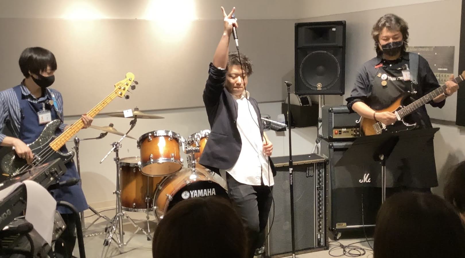2/19（日）に大好評のインストアライブ、第三回目が今回も無事開催出来ました！ 今回も出演いただいたアーティストさんの最高の演奏とご来場いただいたお客様のおかげで大盛況でした！！ 出演者の方々の紹介です！！ すっとぼけビーバーズ 今回も前座でスタッフバンドが演奏させて頂きました！ 前回までの藤原NE […]