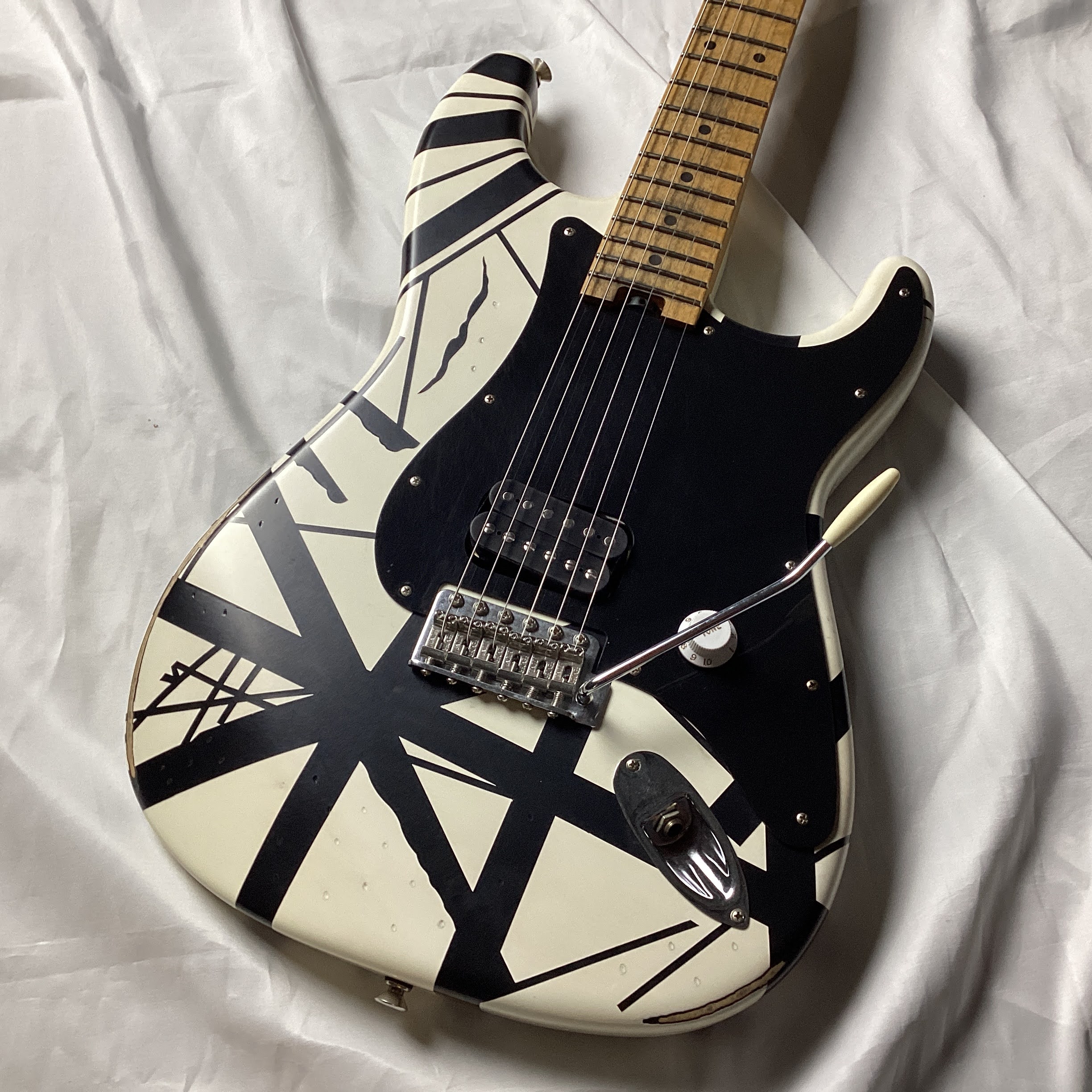 EVHStriped Series '78 Eruption Maple Fingerboard White with Black Stripes Relic