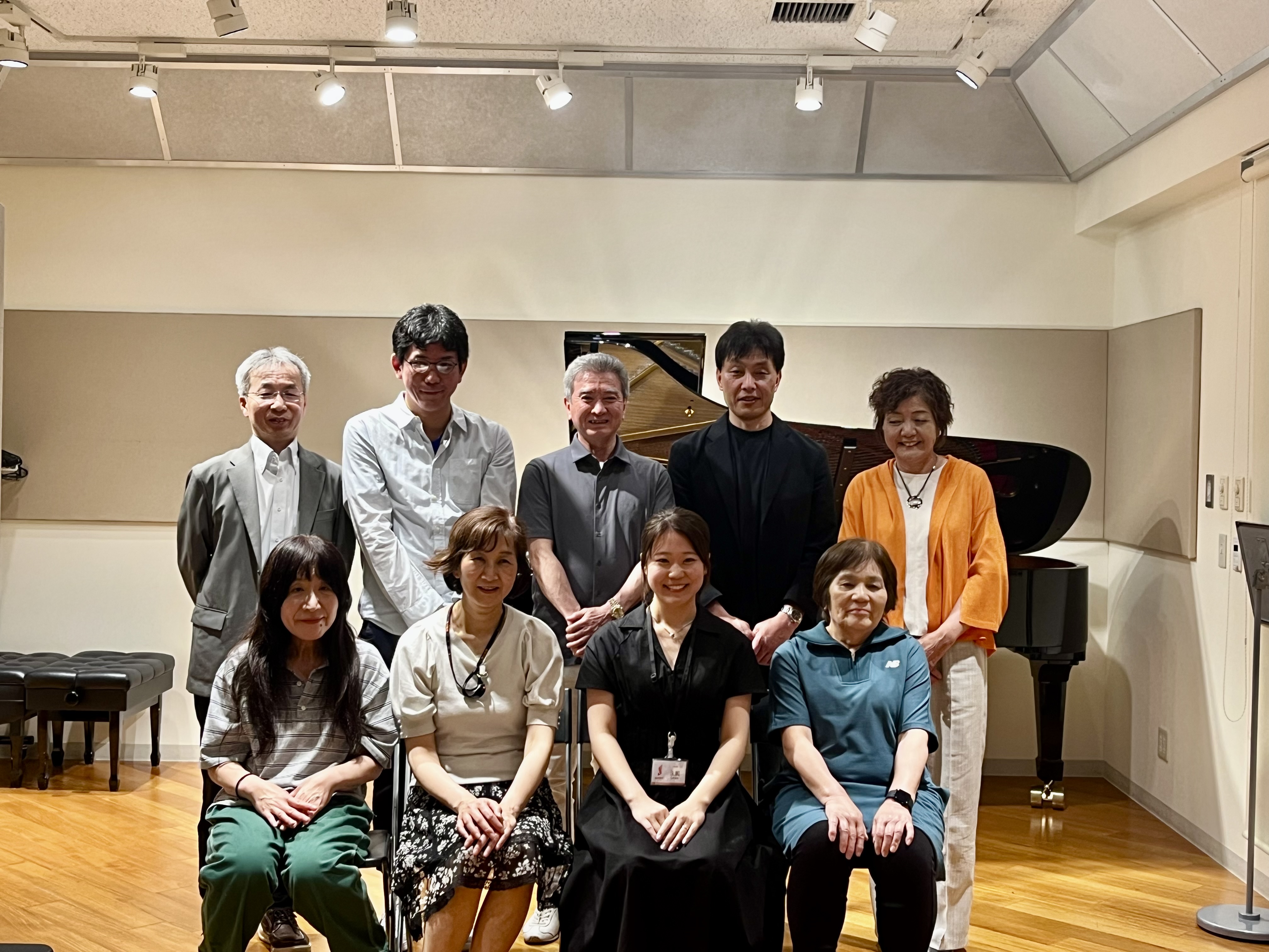 皆さんこんにちは。 先月6/1(日)に、当店ピアノ教室にお通いいただいている大人の生徒様を対象にした発表会『大人のための小さなピアノ発表会2025』を開催しました！当日の様子をレポートさせていただきます！ CONTENTS出演された生徒様の様子講師演奏最後に集合写真をパシャリ！音楽のある生活、始めま […]