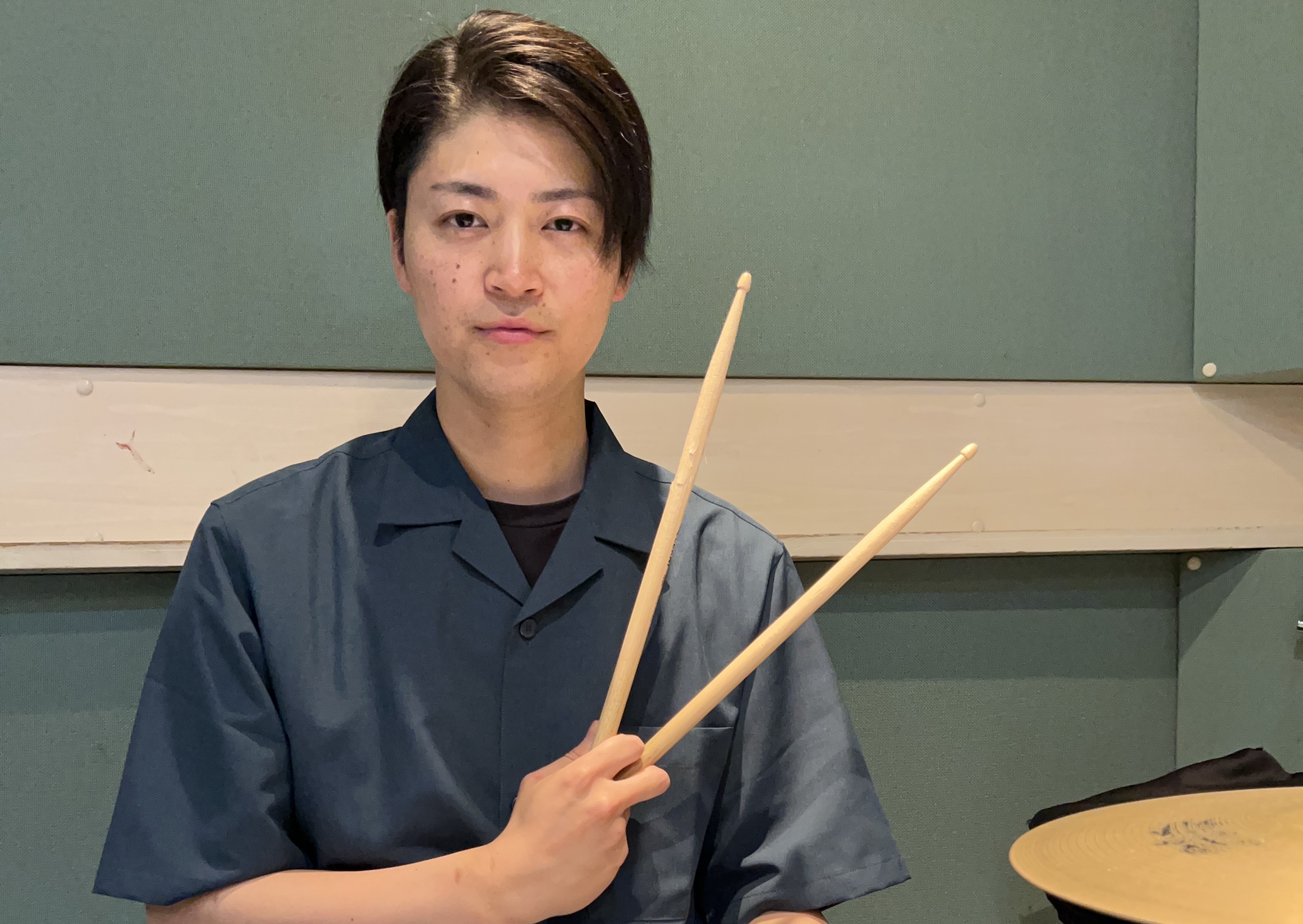 CONTENTSプロフィールインタビューシステム・料金レッスンルームのご紹介本番の楽しさを知る発表会楽器レンタルよくあるご質問お問合せプロフィール 12歳よりドラムを始める。 高校卒業後、甲陽音楽学院に入学し、梶原大志郎氏、渕雅隆氏にドラムを教わる。 卒業後はサポートを中心にさまざまなバンドで演奏活 [&hellip;]