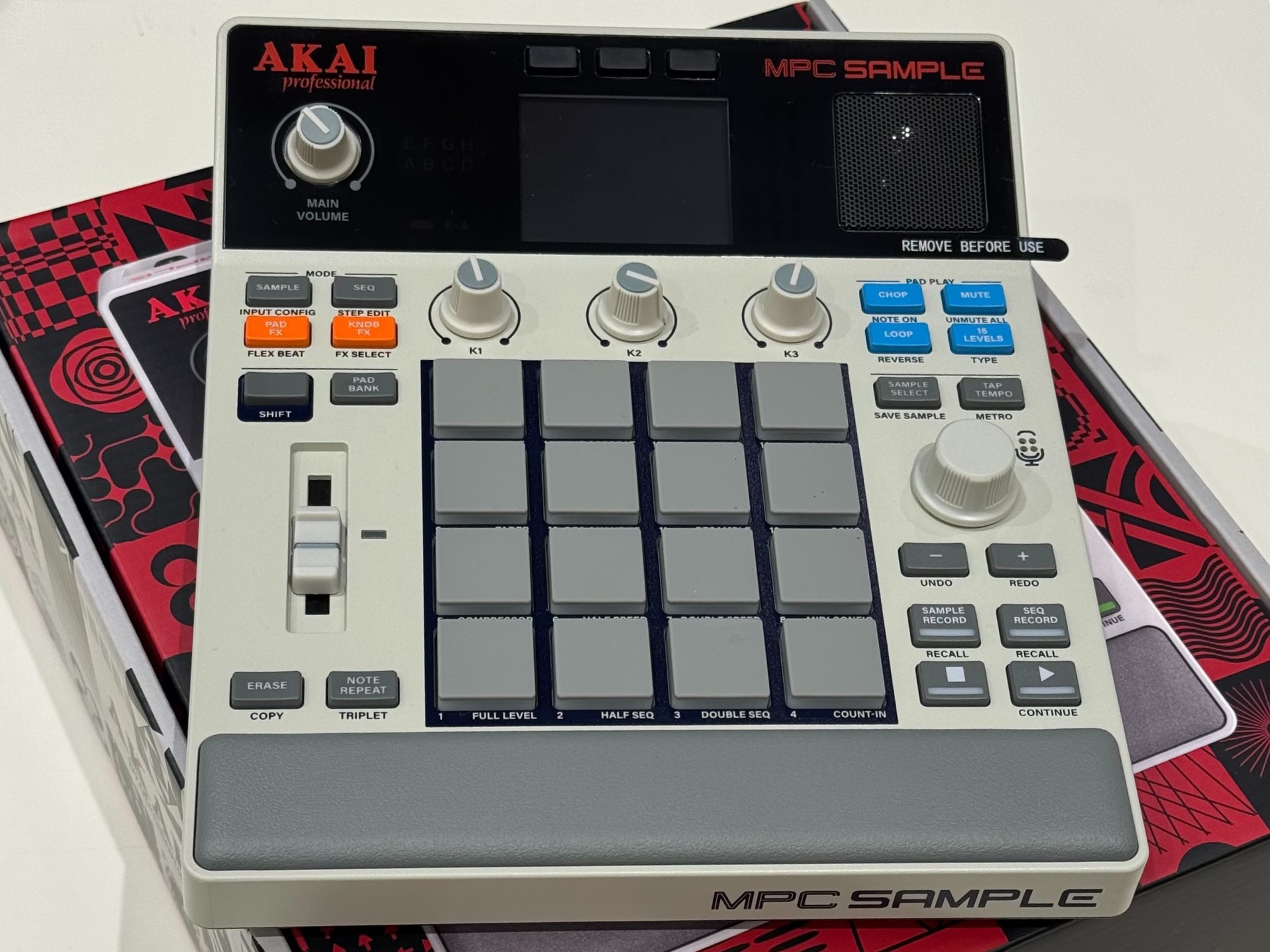 発売から話題の AKAI MPC SAMPLE、品切れが続いておりなかなか入荷できませんでしたが当店でもようやく展示が開始いたします！ CONTENTSAKAI MPC SAMPLE 仕様ご予約受付中AKAI MPC SAMPLE 仕様 MPC Sampleは、ベロシティ対応のMPCパッド16個、ク [&hellip;]