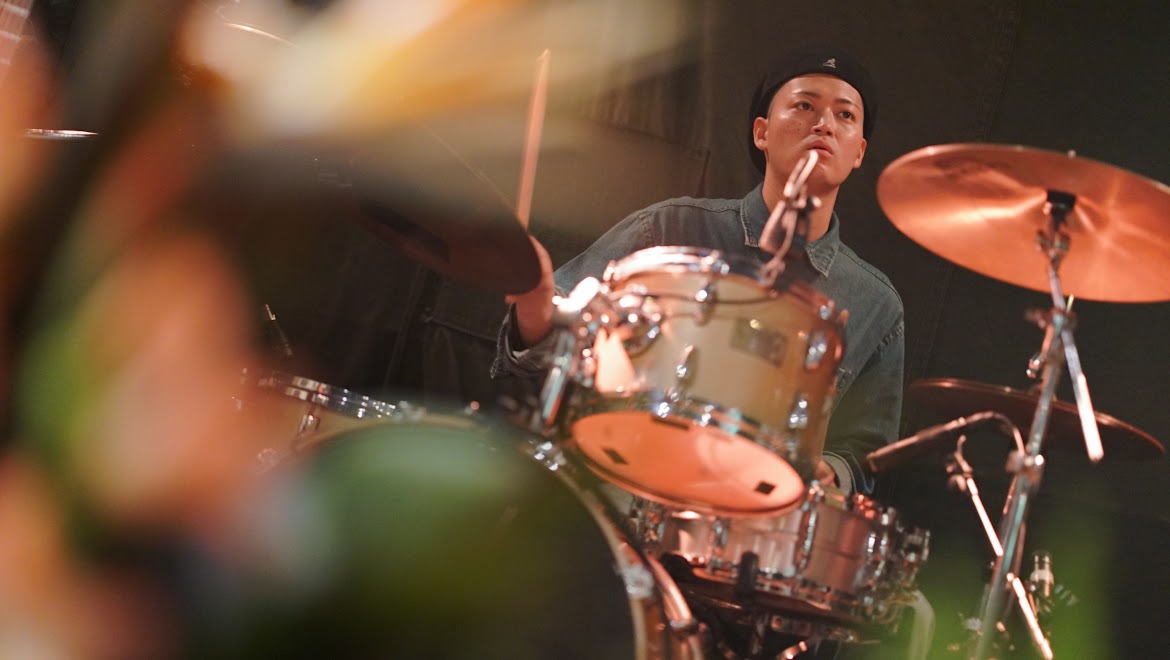 音楽教室の先生達が普段どんな楽器を使っているのか、ご紹介したいと思います！ 今日まずご紹介するのは、日曜日ドラム教室の谷脇先生です。 ドラムは、スネア・シンバル・バスドラムなど、さまざまなパーツで構成される楽器です。 今回は、谷脇先生が今最もメインで使用されている組み合わせをご紹介したいと思います！ [&hellip;]