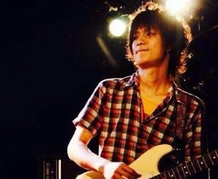 音楽教室の先生達が普段どんな楽器を使っているのか、ご紹介したいと思います！今日ご紹介するのは、木曜日ギター教室の浅野先生です。今回はインタビュー形式でお答えいただきました！ Q1.メーカー/モデル/年式 メーカー：Kz Guitar Worksモデル：Kz TL Trad 22 2H5年式：2023 [&hellip;]