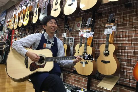 スタッフ写真 音楽教室・アコースティックギター担当 野﨑