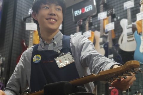 スタッフ写真 楽譜・弦交換・ホームページ編集担当(ギターアドバイザー) 井上