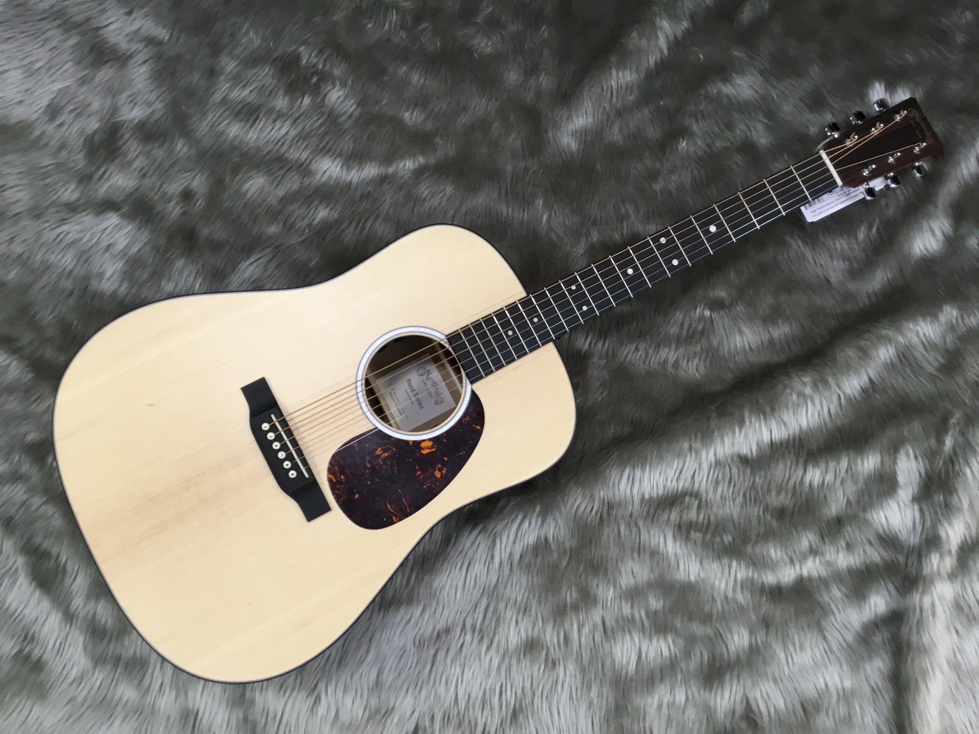 *Martin D-10E-02が入荷しました！ **MD-10E-02 この価格ながらトップ：スプルース、サイドバック：サペリのオール単板モデル！ またピックアップにはFishmanのMX-Tを採用しており、エレアコとしても使用可。 ホール内のチューナーが目を惹きます。 |*ブランド|*型名|*販 […]