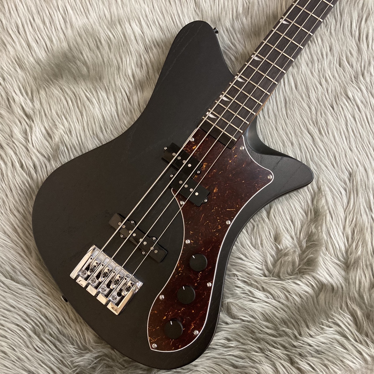 *マットな質感がカッコいい！RYOGAエレキベース入荷しました！ **RYOGA　SKATER-BASS/LEC　BKM 高級モデルにも使用されるような木材を使用し、質感、サウンド共に高いコストパフォーマンスを誇るモデル。]]ボディ材にはエレキベースで伝統的に使われているアルダー材を採用。]]耳慣れ […]