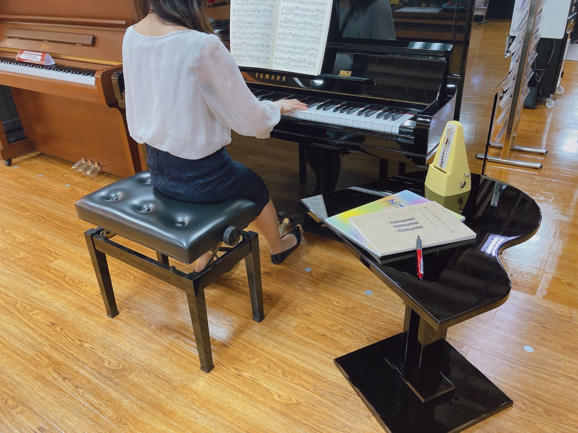 オシャレすぎるグランドピアノ型サイドテーブル発売 島村楽器 洛北阪急スクエア店