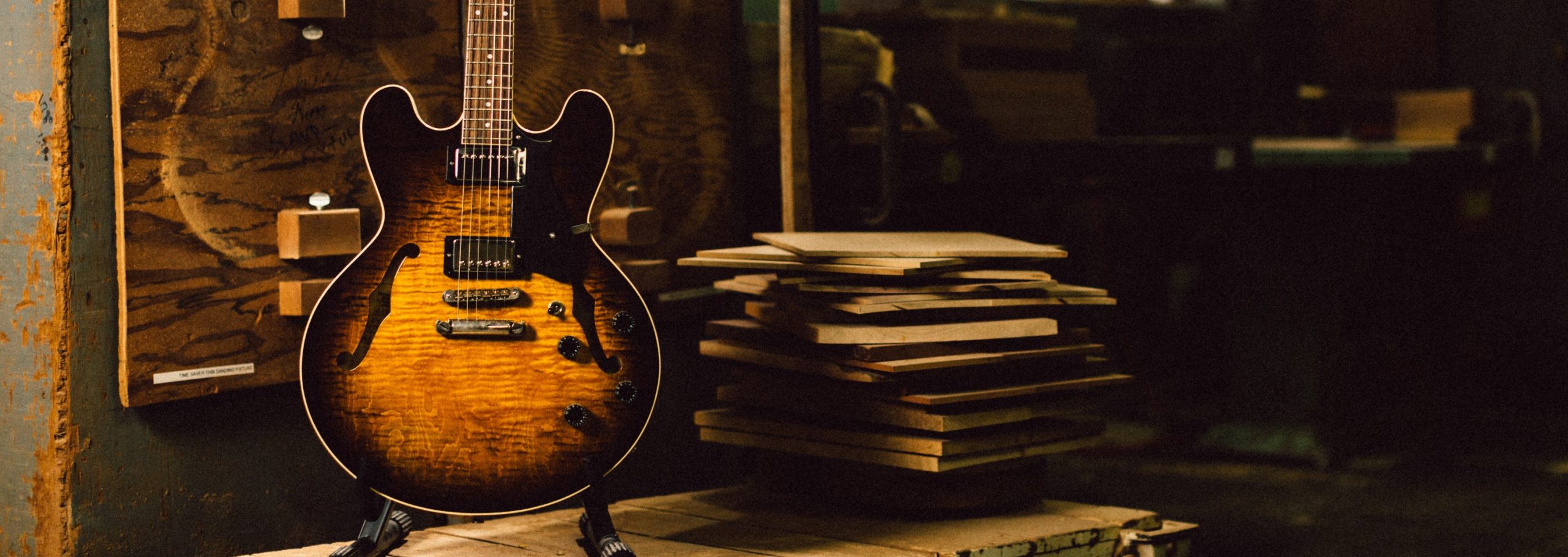 1985年、Gibsonカラマズー工場閉鎖を契機に生まれたHeritage Guitars。 74年頃より生産拠点をナッシュビルへと移転していたGibsonですが、ジム・デュロー氏を中心とした数人の従業員たちはカラマズーの工場と設備を買い受け、新たなギターブランド立ち上げに至りました。 古き良き伝統 […]
