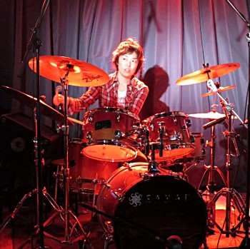 ドラム・キッズドラム<br />
小林 真琴/月・火<br />
<br />
月謝￥7,700～
