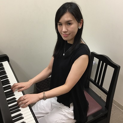 CONTENTS講師へのインタビュー講師よりメッセージコース概要体験レッスン受付中！お問合せ講師へのインタビュー ピアノを始めたきっかけは何ですか？ 3歳上の姉が先にピアノを習っていたので、産まれた時には家にピアノもあり、自然とピアノが弾ける環境でした。 ですが大きなきっかけがあったわけでは無いので […]