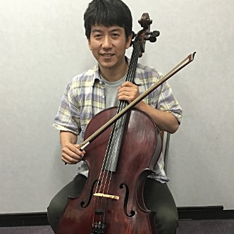CONTENTS講師へのインタビュー講師よりメッセージコース概要体験レッスン受付中!お問合せ講師へのインタビュー チェロを始めたきっかけは何ですか？ オーケストラ部に入るときに魅力的な楽器だなと思ったことがきっかけです。 チェロの魅力とは？ ソロ、アンサンブルと守備範囲が広いことです。 何歳頃からレ […]