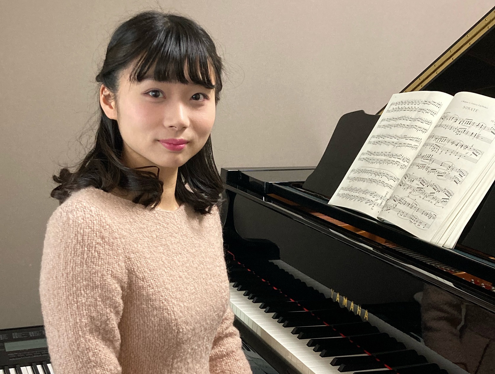 CONTENTS講師へのインタビュー講師よりメッセージコース概要体験レッスン受付中！お問合せ講師へのインタビュー ピアノを始めたきっかけは？ 母がピアノをしていたこともあり、自然と始めていました。 ピアノの魅力とは？ たくさんの魅力があるピアノですが、様々な音色が出せる楽器なので、イメージすることで […]