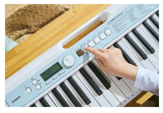 必要最小限のボタンとダイヤルによるシンプルな操作で、内蔵曲や音色を簡単に選べます。自由に触って遊ぶような感覚で使えるので、お子様の初めての音楽体験をやさしくサポートします。