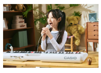 マイクと歌詞集が付いているので、まだ弾けないお子様もすぐに楽しめます。ソングバンクの曲を流してカラオケをしたり、伴奏に合わせて一緒に歌ったり──。思いのままに歌える喜びが、みんなを笑顔にします。