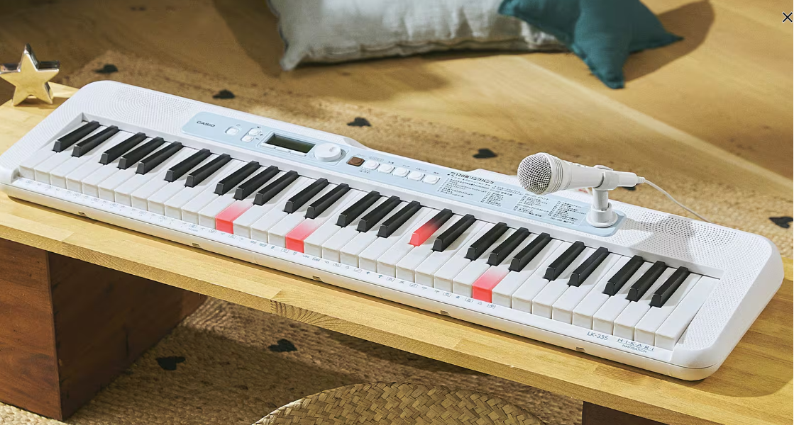 CONTENTS大人気光ナビキーボードから、新商品が発売となりました♪曲がダウンロード出来るモデル「LK-530」もございます♪お問合せはこちら大人気光ナビキーボードから、新商品が発売となりました♪ はじめてでも安心、光を追いかけて鍵盤で遊べる「光ナビゲーション」 アニメの人気曲や世界の童謡を歌って […]