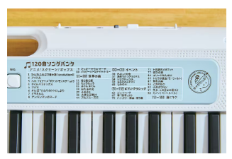 ナチュラルスモーキーブルーの柔らかなカラーとレトロ調のデザインで大人っぽいかわいらしさを表現