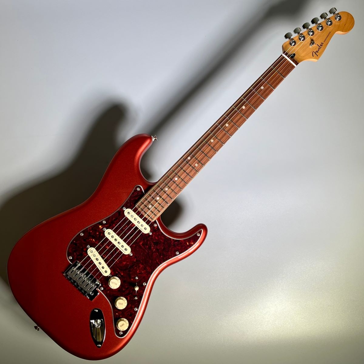 FenderPlayer Plus Stratocaster Pau Ferro Fingerboard Aged Candy Apple Red