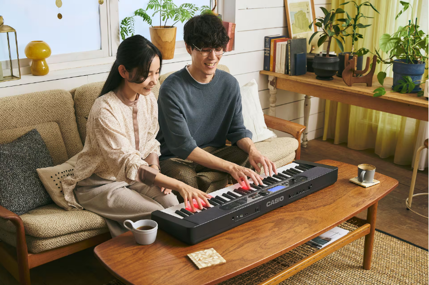CONTENTSLK-340LK-540お問合せLK-340 遊び感覚で楽しめて音楽を身近に感じられる 光る鍵盤から生まれる演奏の喜び 鍵盤が光って、弾く場所を教えてくれる光ナビゲーションキーボード。指一本でも楽しめて、マイクでいつでも歌える。カラーや柄にこだわった、おしゃれでかわいらしいデザインだ […]