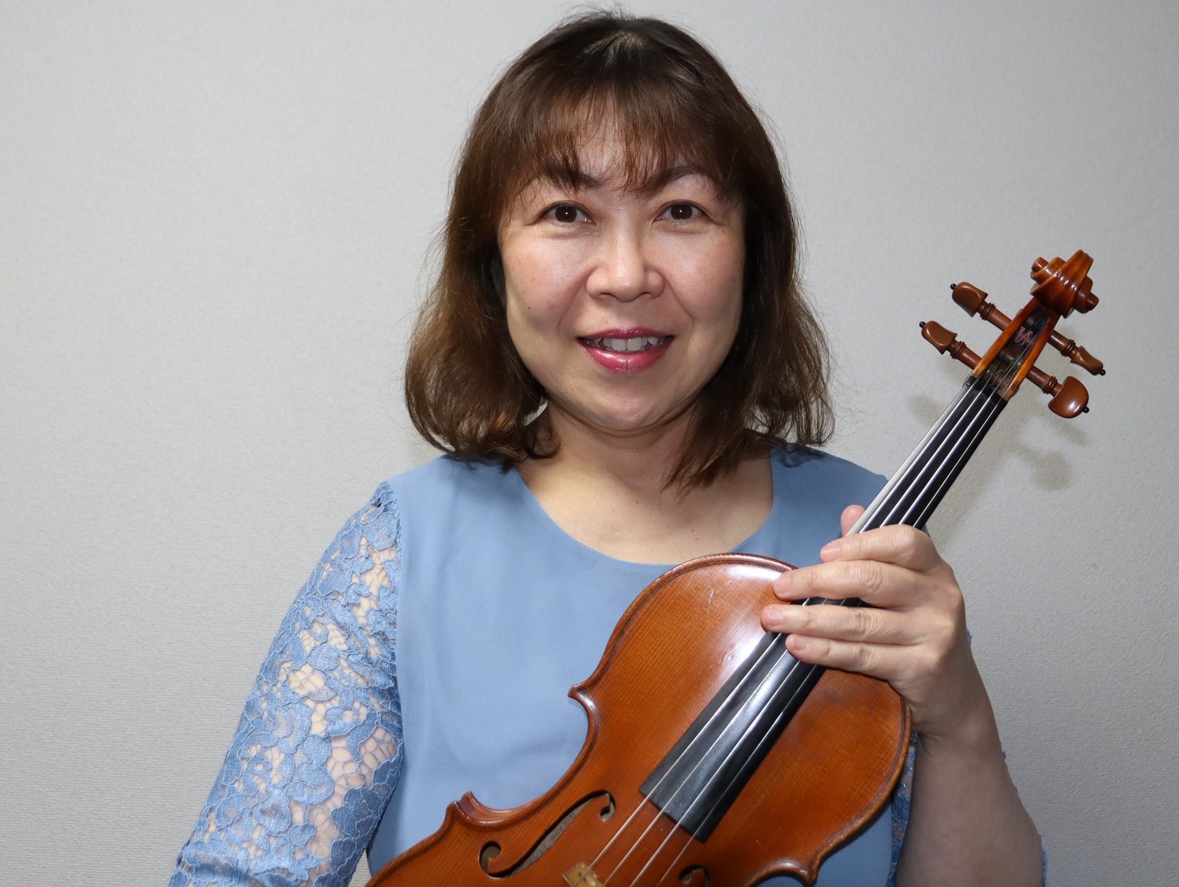 CONTENTS講師へのインタビューコース概要体験レッスン受付中!お問合せ講師へのインタビュー ヴァイオリンを始めたきっかけは何ですか？ 小学5年生の時お友達の発表会に行きヴァイオリン弾きたい！と思い始めました。 ヴァイオリンの魅力とは？ とても優しく柔らかい音を奏でることができること、低音の深い音 [&hellip;]