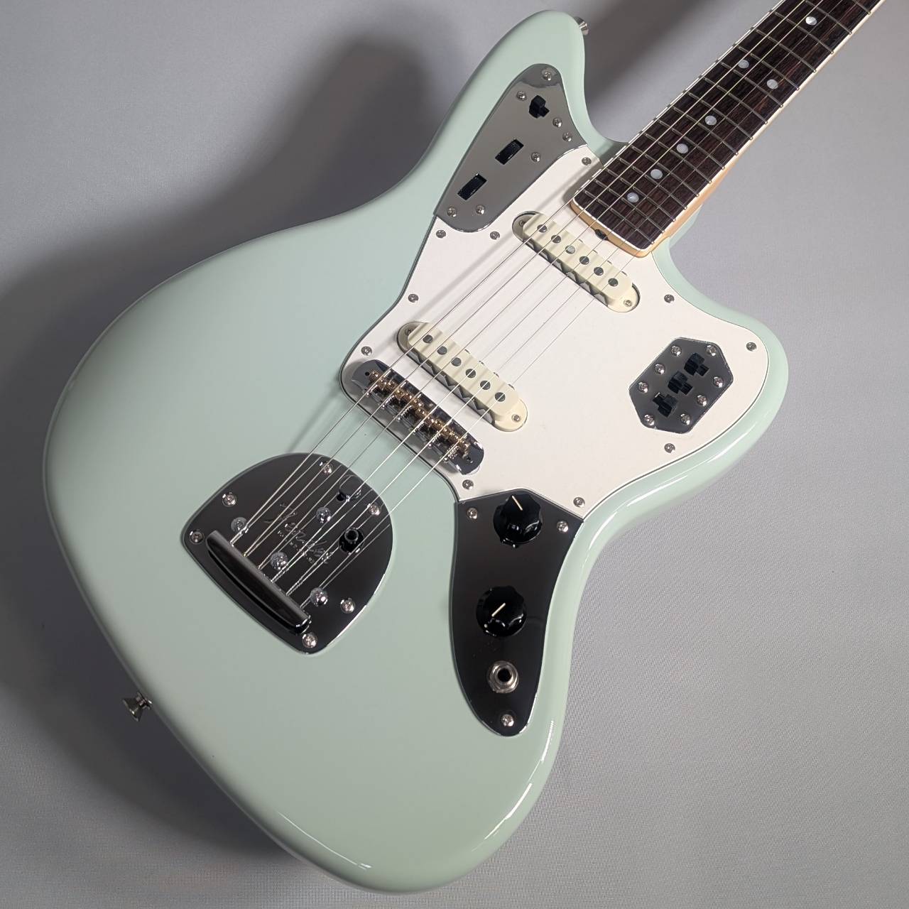 羊文学の塩塚モエカシグネチャーモデルペグボタンやステッカーにこだわりあり！ 羊文学の塩塚モエカが長年愛用しているAmerican Vintage ’65 Jaguar®をベースに、彼女のこだわりを再現したシグネイチャーモデルが誕生しました。エイジングされたソニックブルーをイメージしたオリジナルカラー [&hellip;]