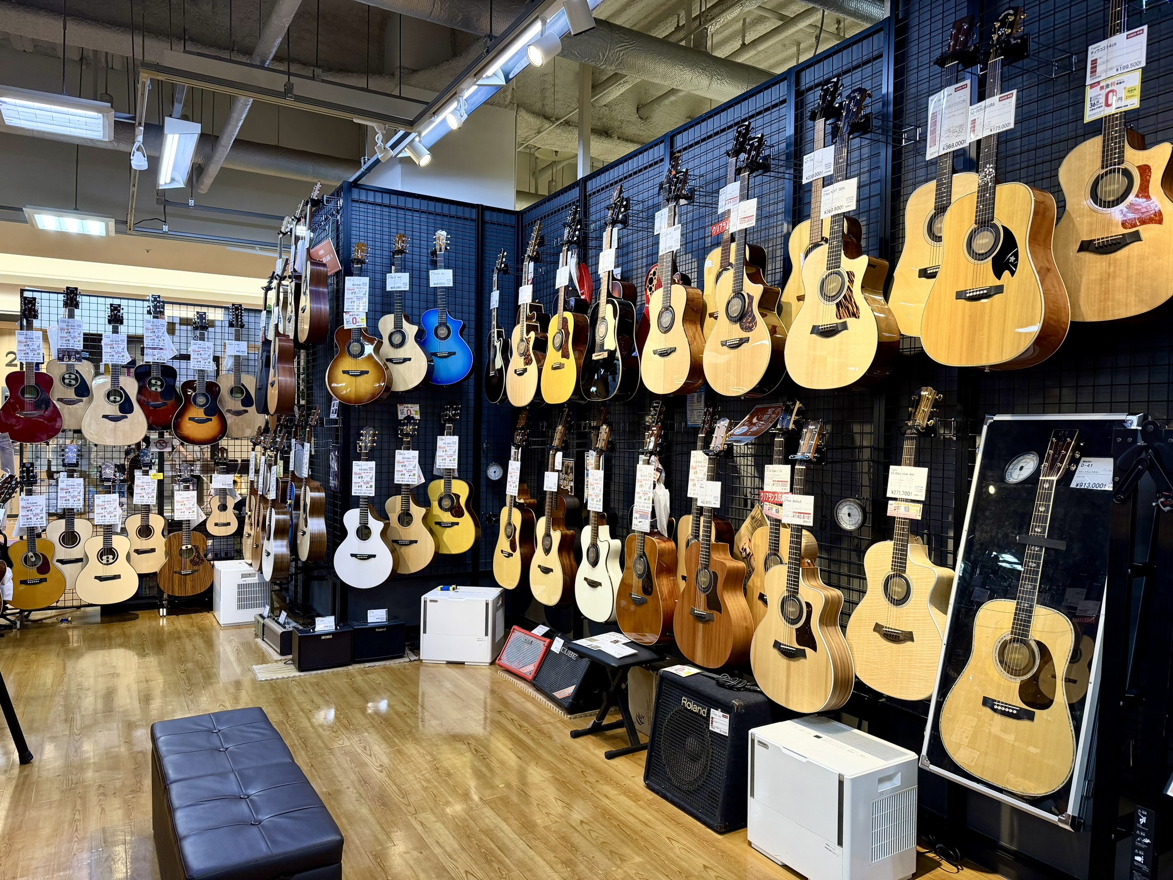 島村楽器　洛北阪急スクエア店では常時80本のアコースティックギターを取り揃えております。京都市左京区付近で楽器をお探しの皆様、京阪 出町柳駅からバスで5分、河原町、京都駅付近からも30～40分以内でアクセスして頂けるお店です。大阪府、滋賀県、福井県など近畿地方でアコギをお探しの方も、続々ご来店頂いて [&hellip;]