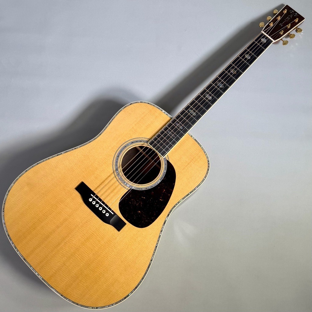 派手すぎない綺麗な装飾と、王道ドレッドノートの極上サウンド。 商品仕様 Model:D-41(2025)Top Material:SpruceRosette:Abalone with Multi-StripeBracing Pattern:Forward Shifted X BraceBrace S [&hellip;]