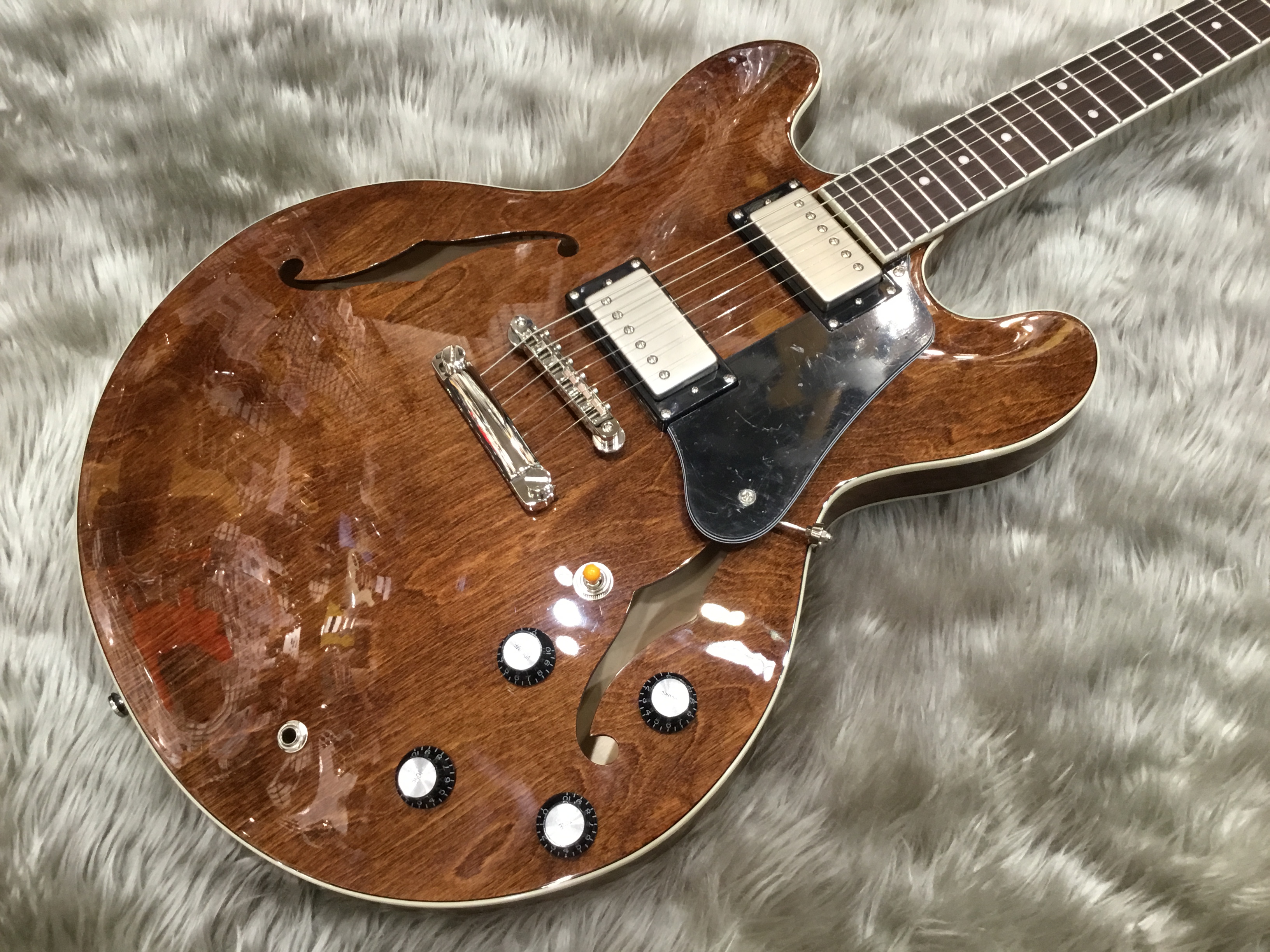 *Seventy Seven GUITARS EXRUBATO-STD-JT *SevuntySevenGuitarsとは SeventySevenとは、BucchusブランドやHEADWAYブランドを擁する長野県松本市に本社を置くディバイザーが手掛ける]]ホロウ（空洞）のボディを持つギターをライン […]