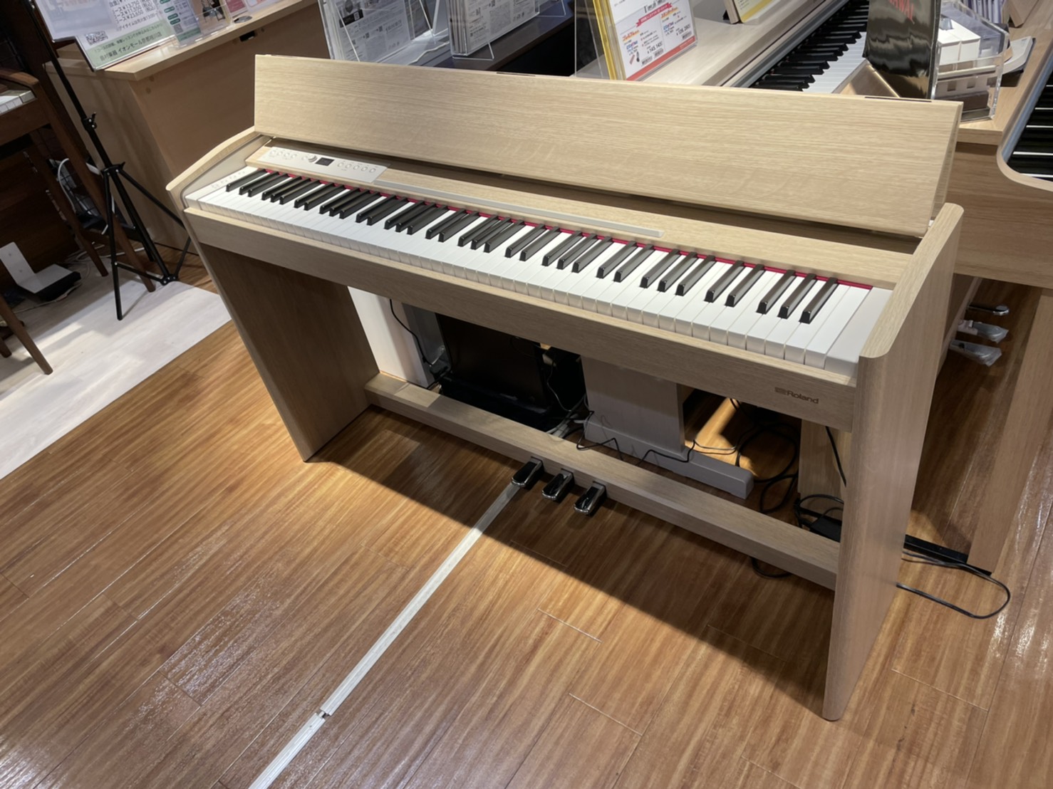 *【新製品/電子ピアノ】Rolandのコンパクトなエントリーモデル「F701」発売中です！ 現代の住宅を意識してデザインされたスタイリッシュなデジタルピアノF701。]]スリムで洗練されたキャビネットは、狭いスペースにもフィットする]]コンパクトなサイズに仕上がっています。 インテリアに溶け込み、ど […]