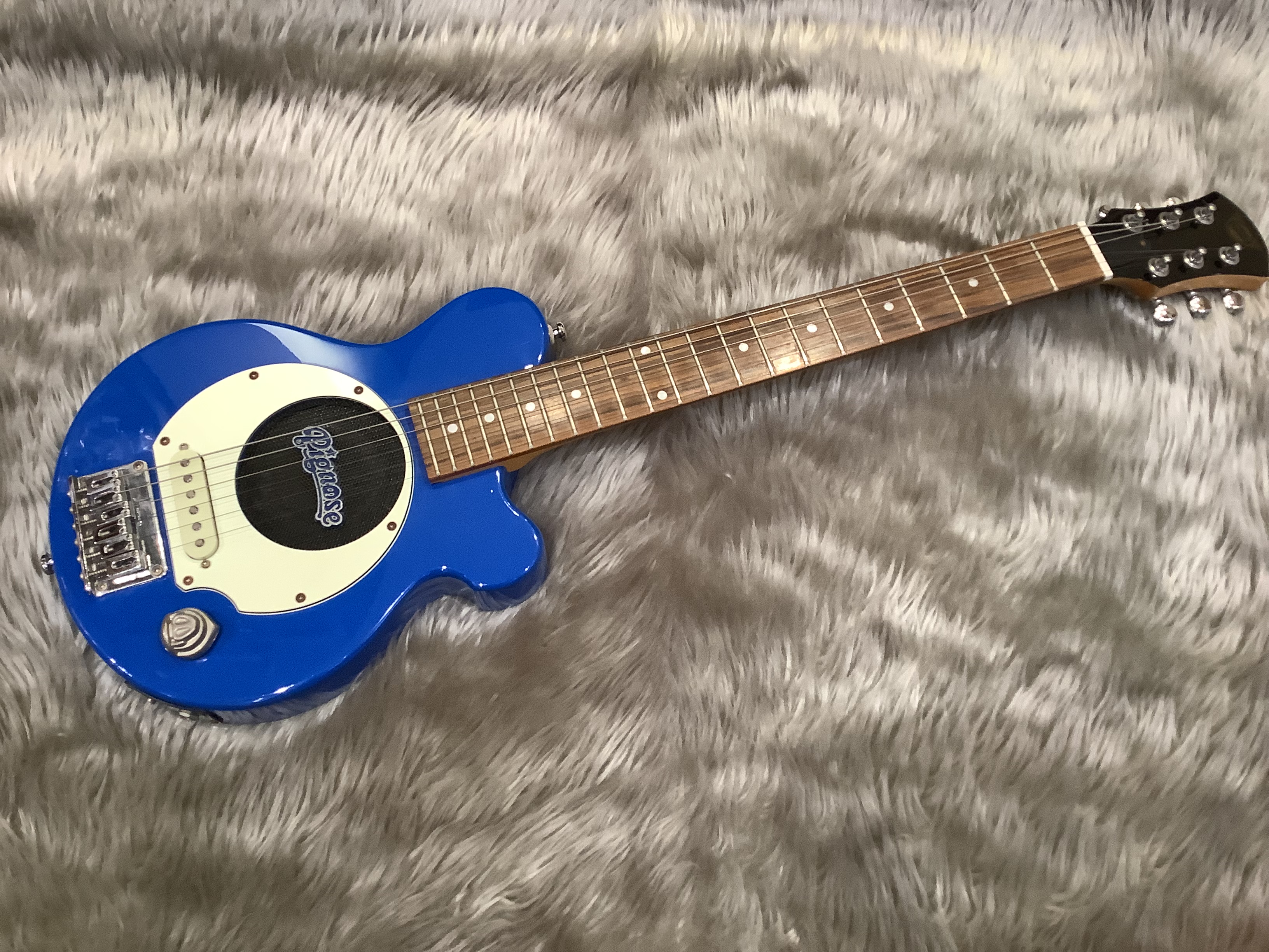 スピーカー内蔵ミニエレキギターPGG200