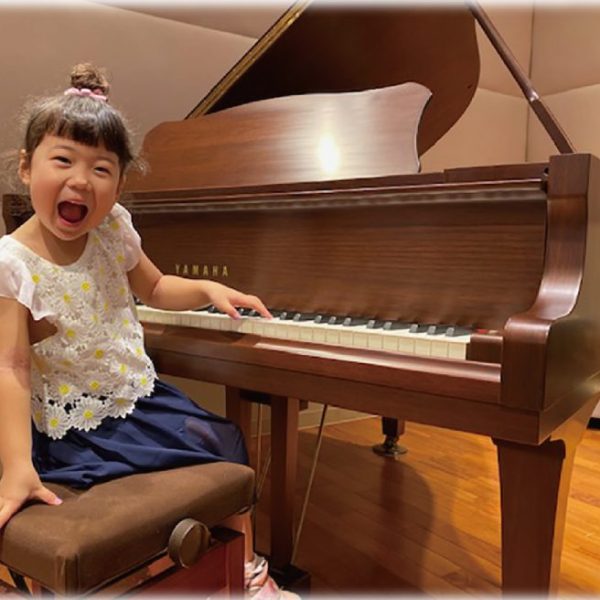 〈ファミリー向けピアノサークル〉<br />
家族でピアノをたのしむためのサークルを実施しております♪