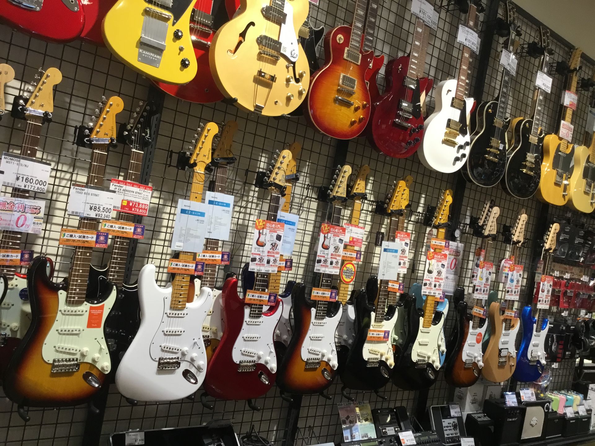CONTENTSミニギターって何歳ごろから弾けるの？桂川店で試せるミニギターミニギターって何歳ごろから弾けるの？ ギターて何歳から弾けるの？というご質問をよくいただきます。お子さまによって発育に大きな差があり、一概に正解はありませんが、物理的な側面と、演奏をするという能力での面からミニギターをご紹介 […]
